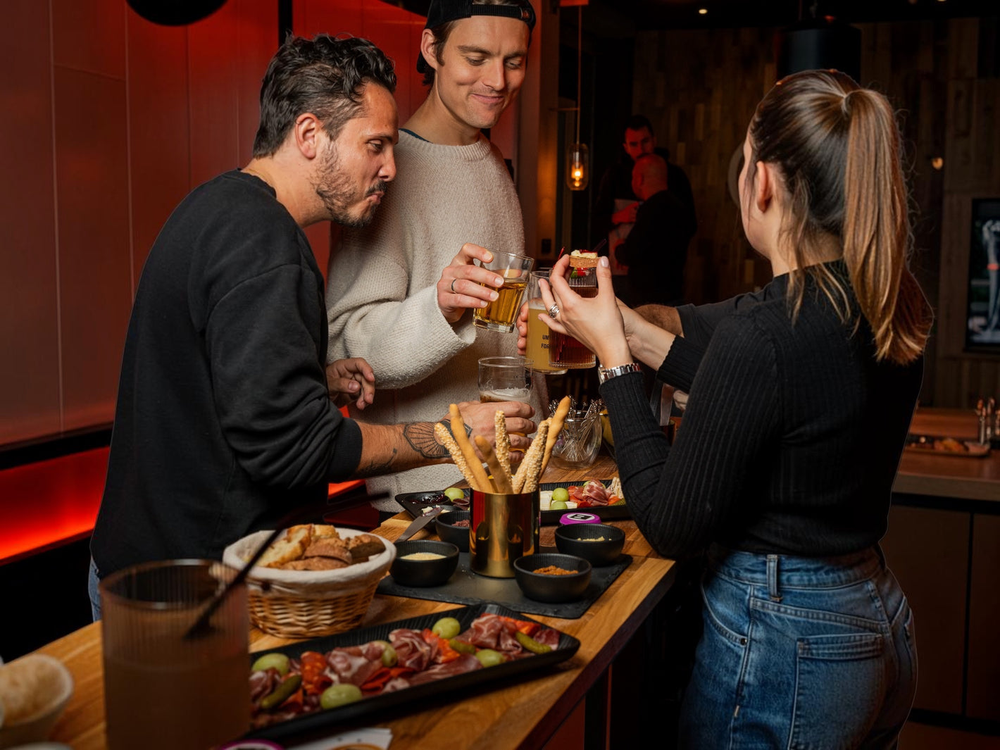 Partie de shuffleboard avec cocktail chez Pucks