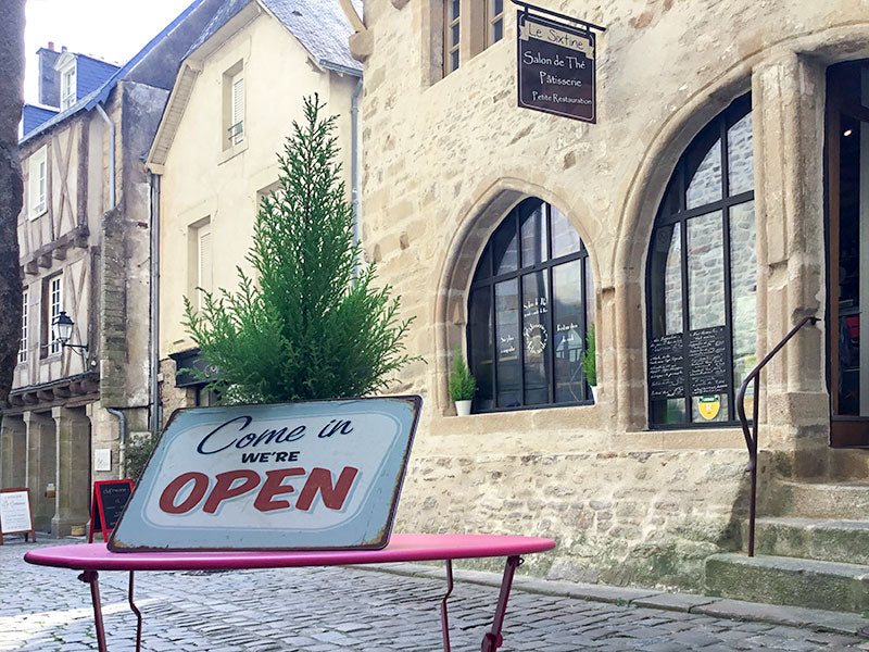 Une entrée, un plat, un dessert et un verre de vin chez Le Sixtine