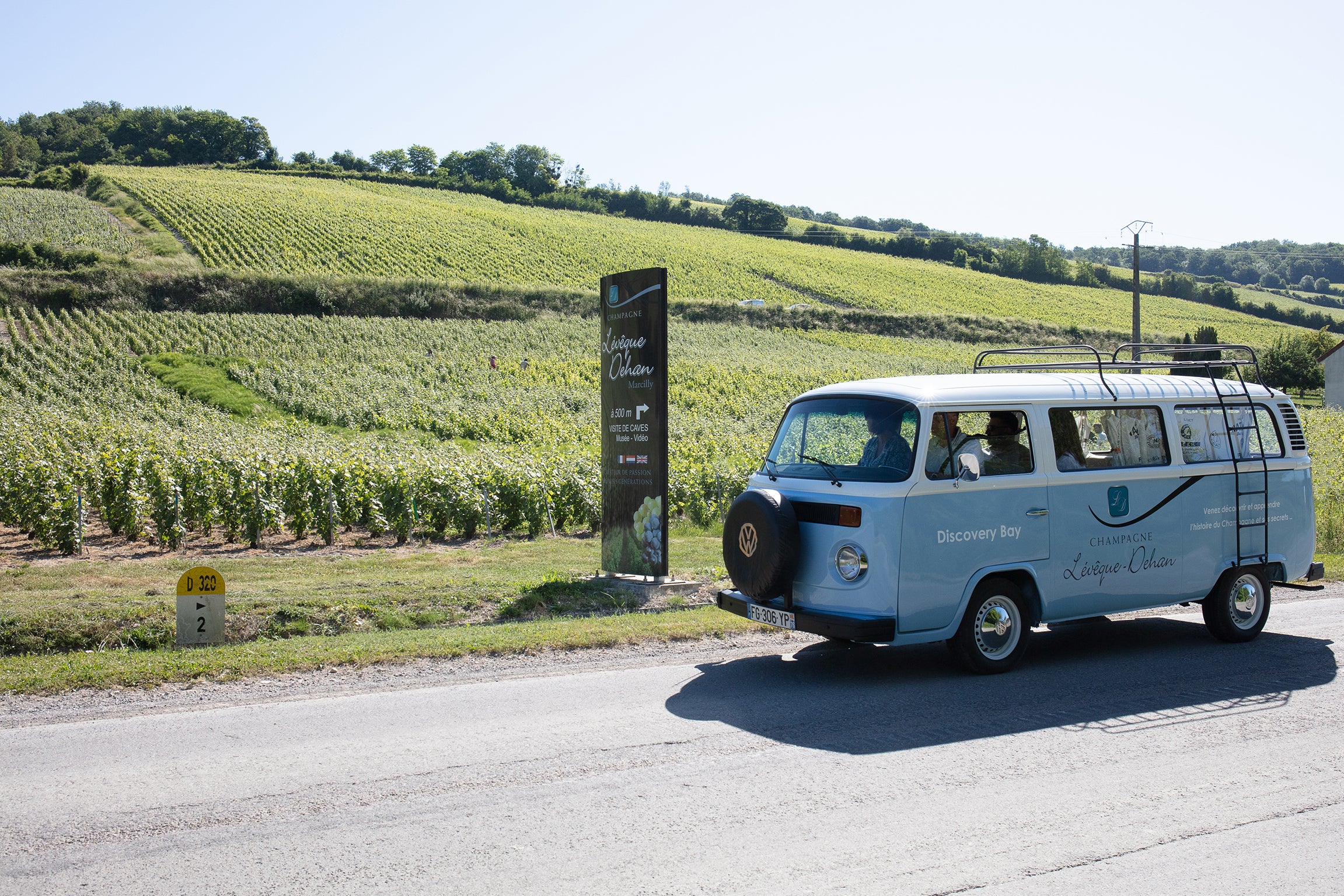 Balade et dégustation de champagne en combi dans les vignes chez Champagne Lévêque Dehan