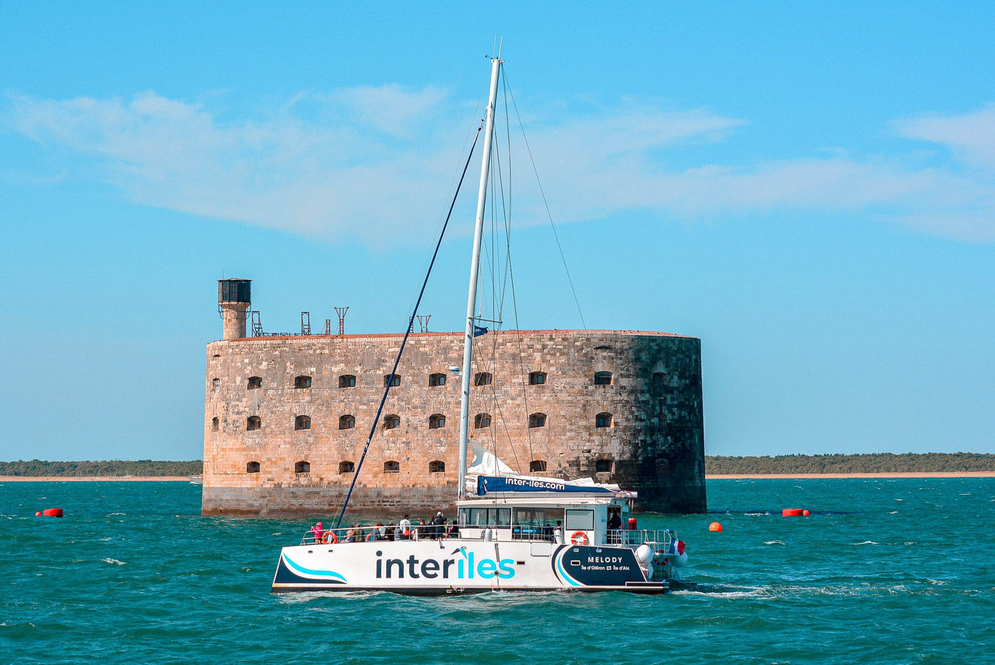 Une balade en catamaran Fort Boyard à la voile pour adulte chez Inter-Îles Catamarans - 1h30