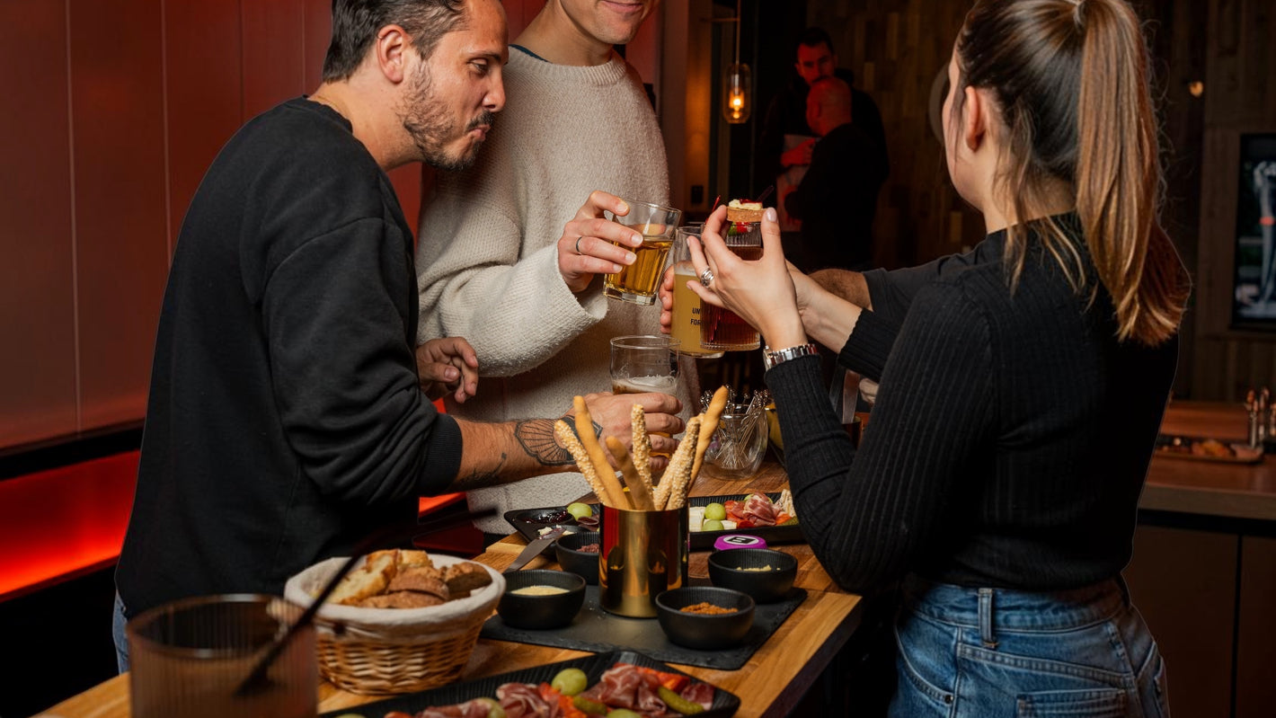 Partie de shuffleboard avec cocktail chez Pucks