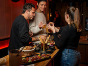 Partie de shuffleboard avec un cocktail chez Pucks
