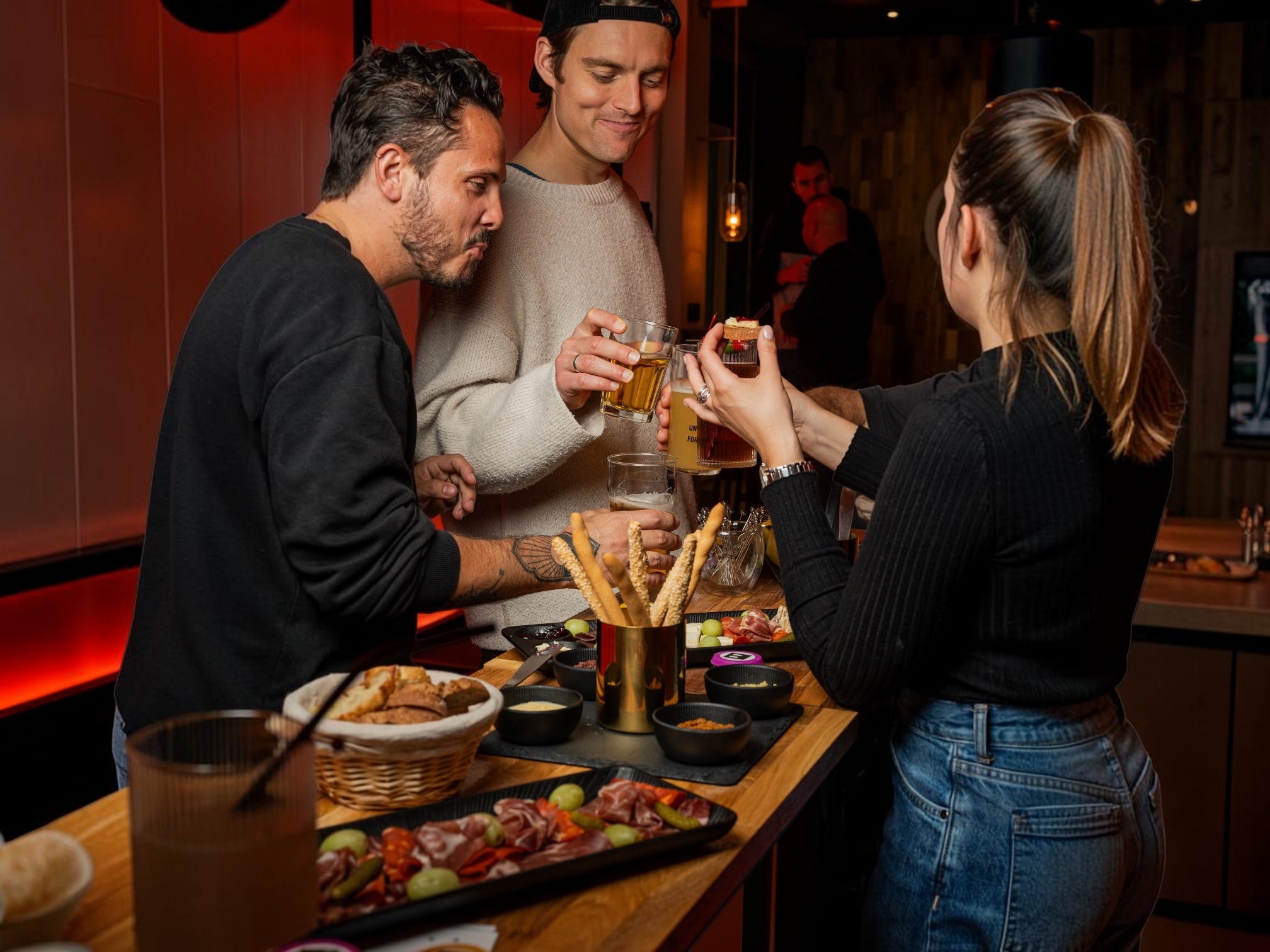 Partie de shuffleboard avec un cocktail chez Pucks