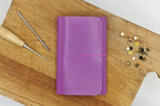 Atelier créatif maroquinerie, carnet en cuir personnalisé chez Ginès Atelier