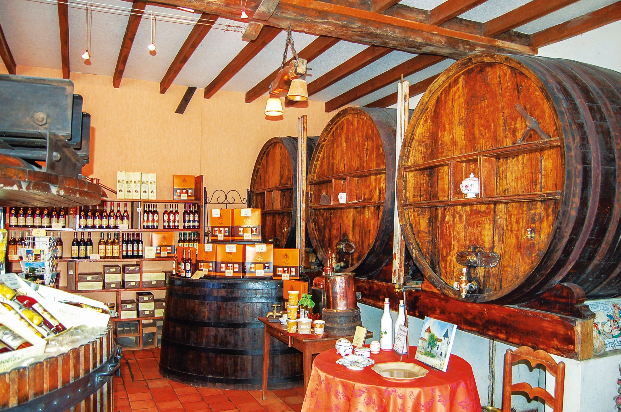 Dégustation de pineau et cognac et visite des chais, du musée, de la distillerie chez Le Maine Giraud