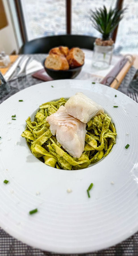 Une entrée, un plat, un dessert et un verre de vin chez Le Sixtine