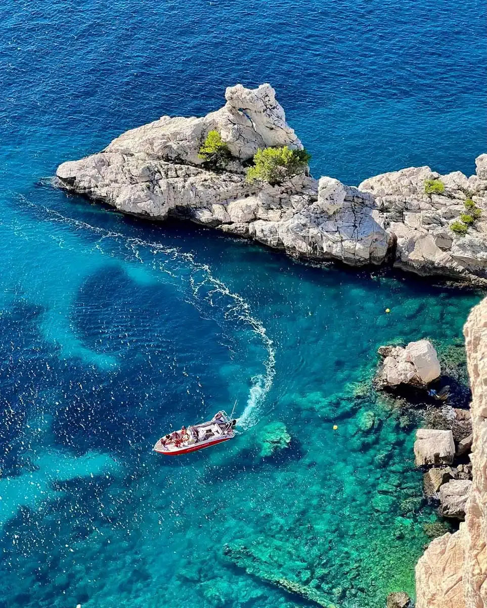 Excursion en bateau dans les Calanques au coucher du soleil - 3h