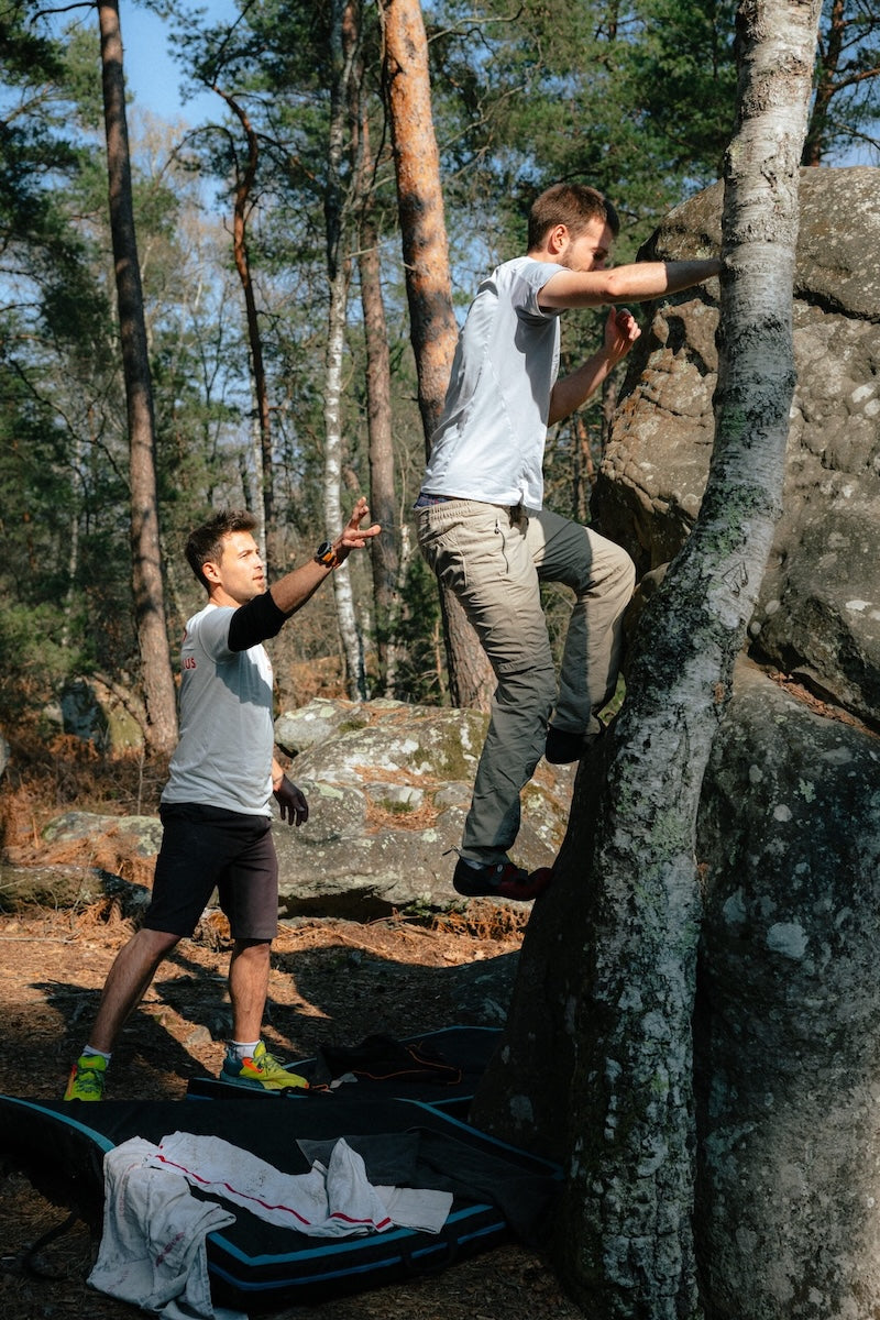 Un cours d'escalade de bloc à fontainebleau avec Climb With Us - 2h
