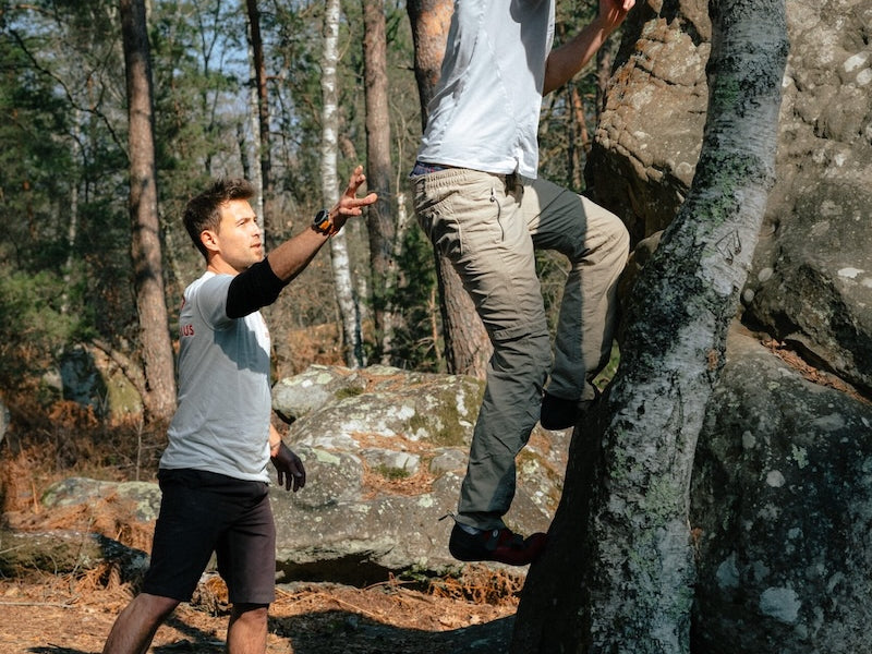 Un cours d'escalade de bloc à fontainebleau avec Climb With Us - 2h