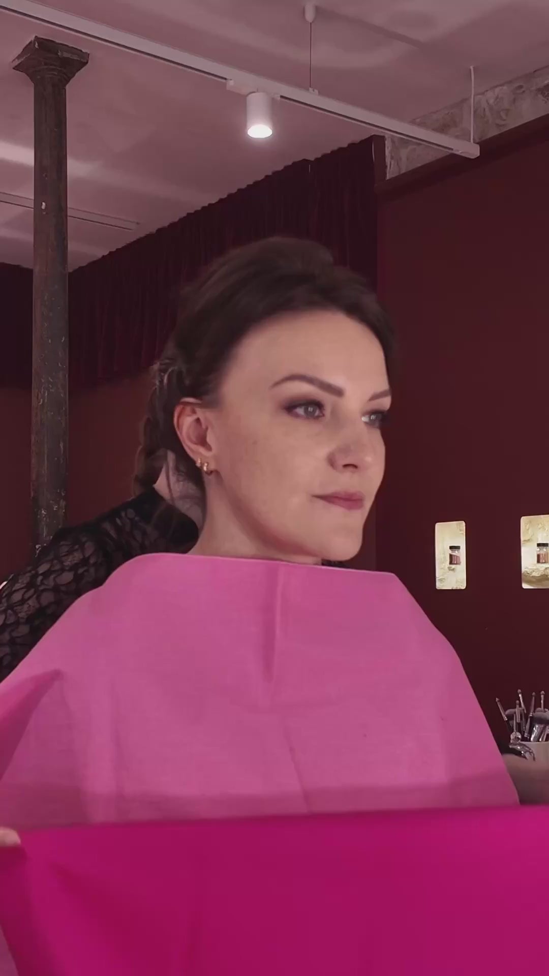 Charger la vidéo : Atelier colorimétrie et création produit sur mesure chez Baton Rouge Paris