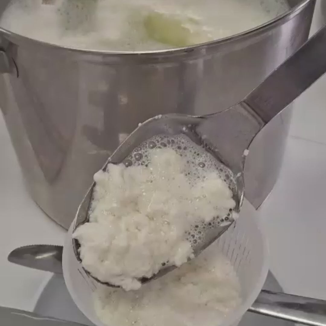 Charger la vidéo : Visite guidée, fabrication en live et dégustation au Musée du Fromage