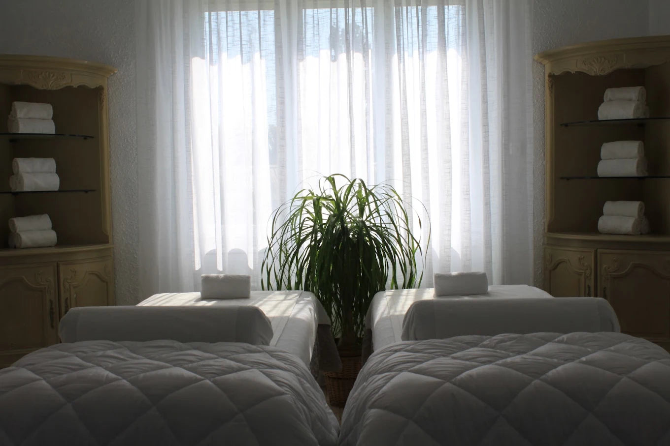 Une brumisation et un modelage relaxant du dos chez Abélys Spa